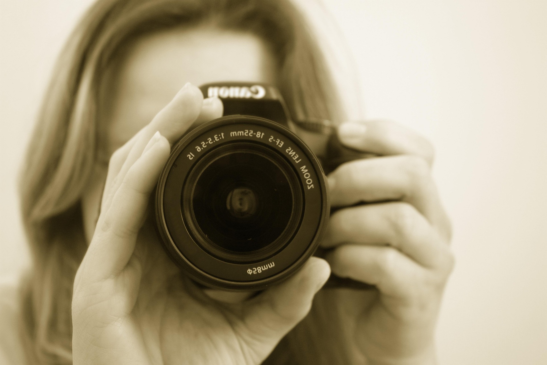 Una ragazza con una macchina fotografica