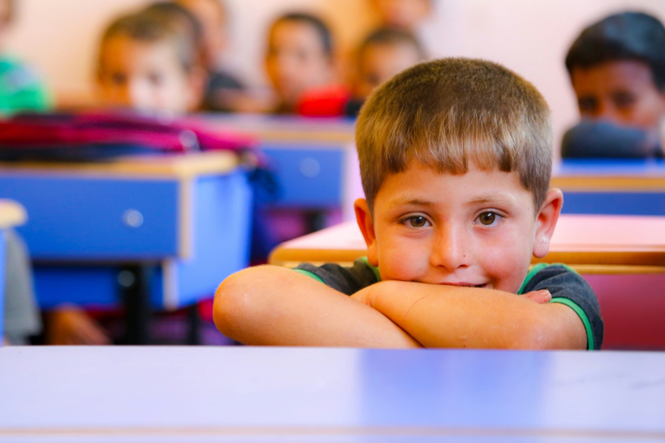 Foto di un bambino a scuola