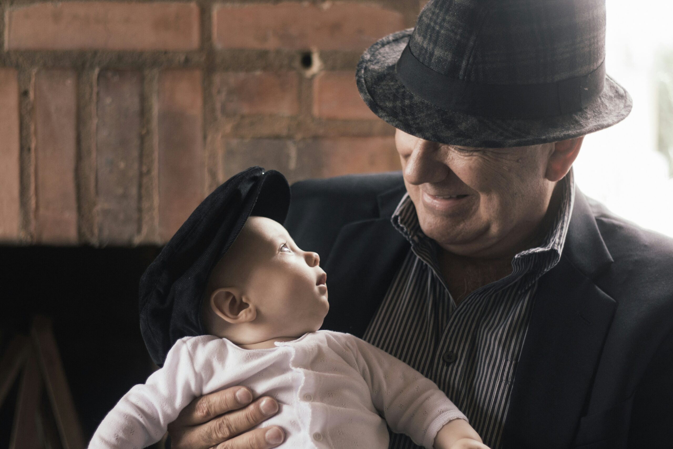 Foto di un anziano con in braccio un bambino