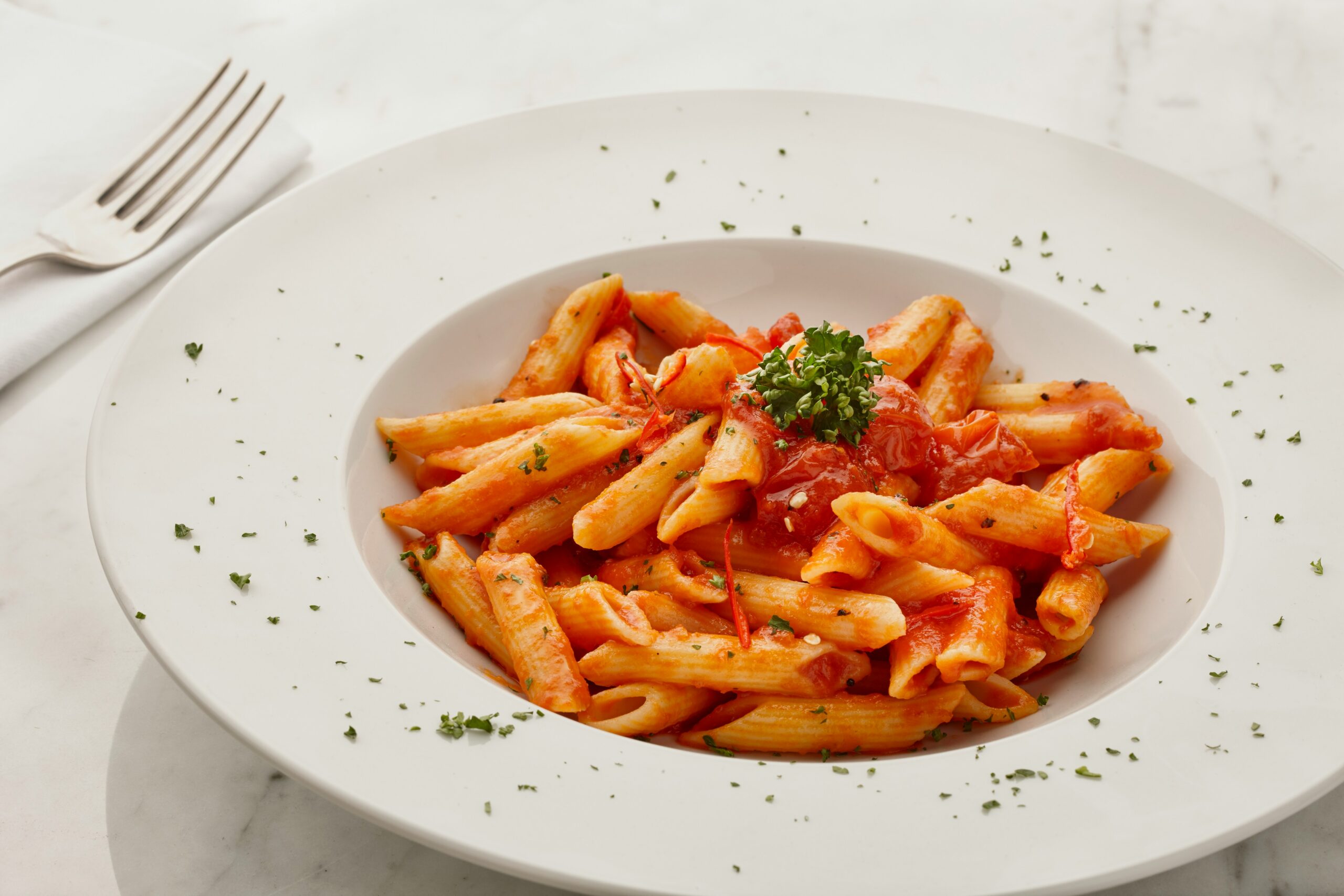 Un piatto di pasta al pomodoro