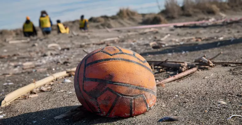 Foto di una palla da basket abbandonata su una spiaggia