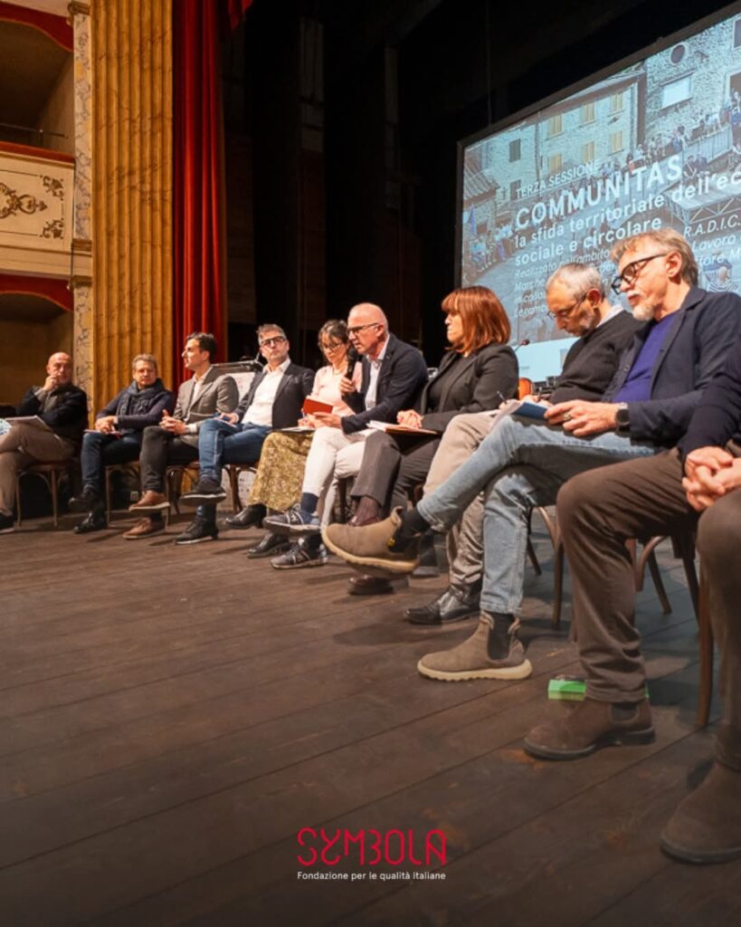 Foto di persone durante un convegno