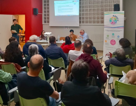 Persone che parlano a un incontro pubblico ad altre persone in una stanza