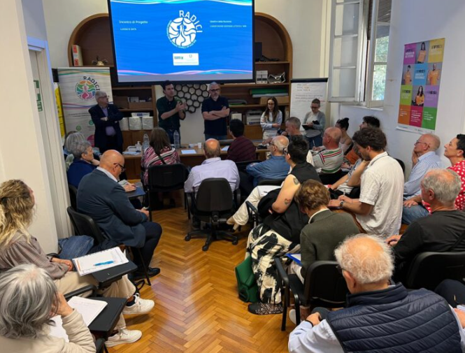 Foto di un incontro informativo con alcune persone che parlano ad altre persone in una stanza