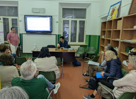 Foto di un incontro informativo con alcune persone che parlano ad altre persone in una stanza